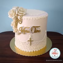 Bolo de batismo com flores e cruz