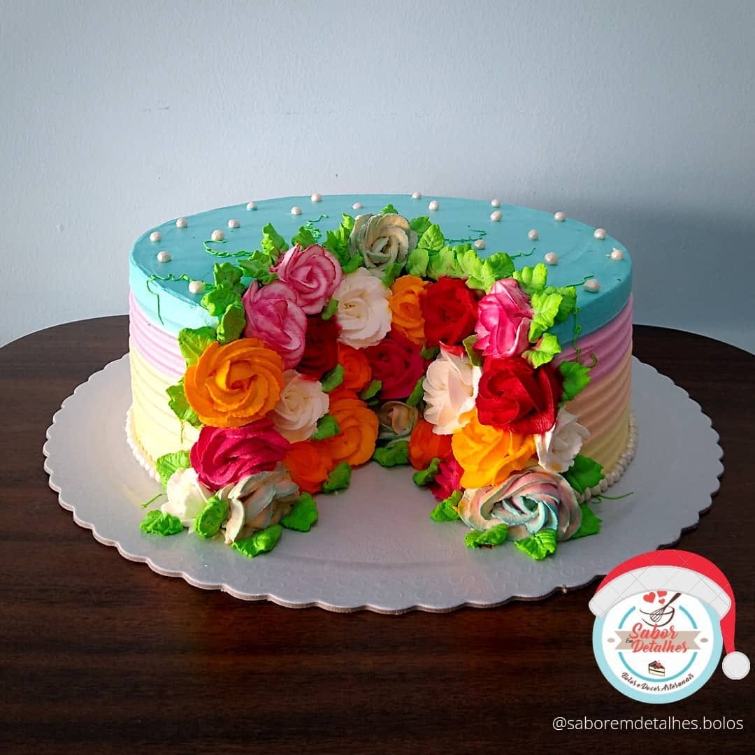 Bolo com flores de confeiteiro coloridas