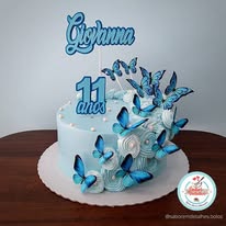 Bolo com borboletas azuis