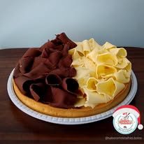Torta de chocolate com biscoitos e cereja